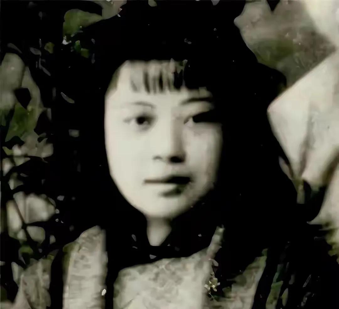 每每想到黄美英这样的抗战女英雄，我就悲愤难平。
她1919年生于广东台山贫困农家