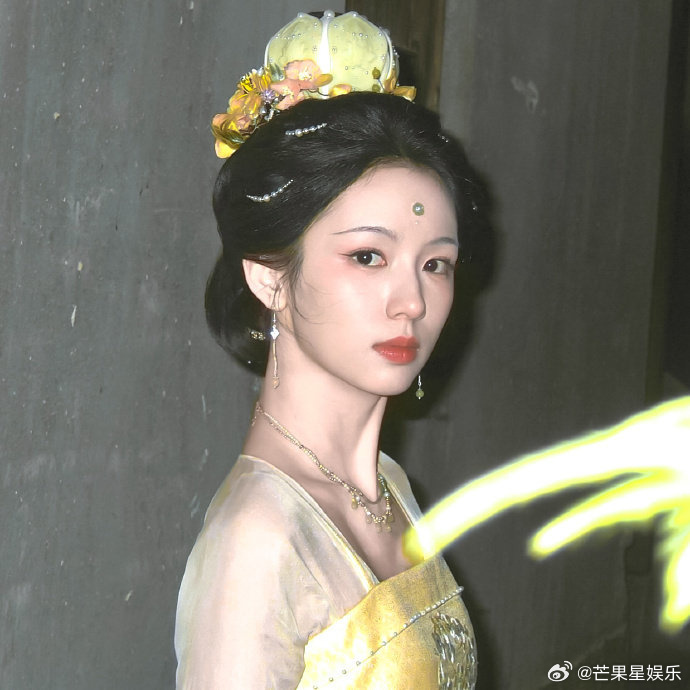 周也玉面观音相  周也玉面观音相真的有一种普度众生的美了呀，这张脸真的是长得也太