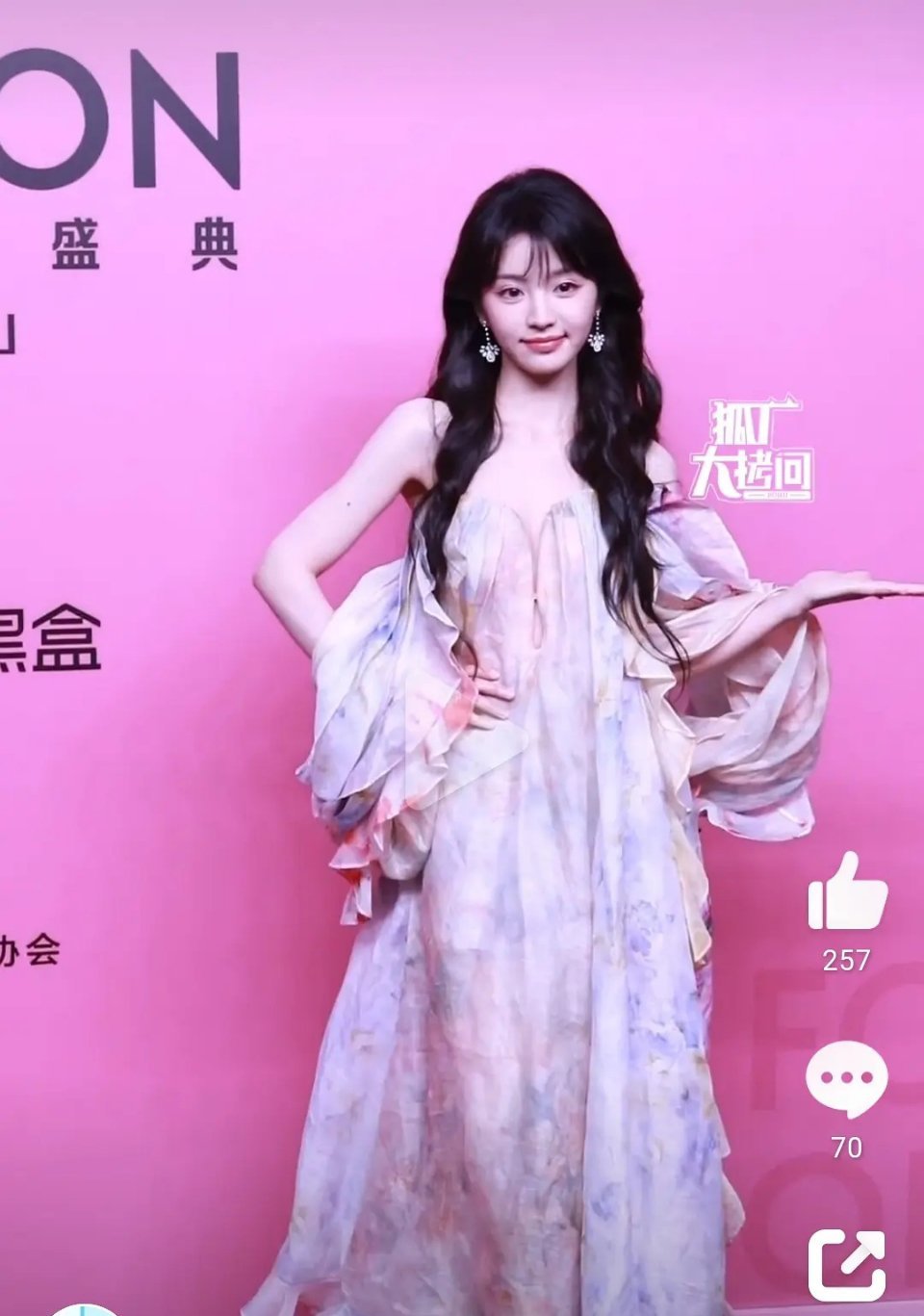 田曦薇这是什么穿搭啊？裙子配运动鞋？ ​​​