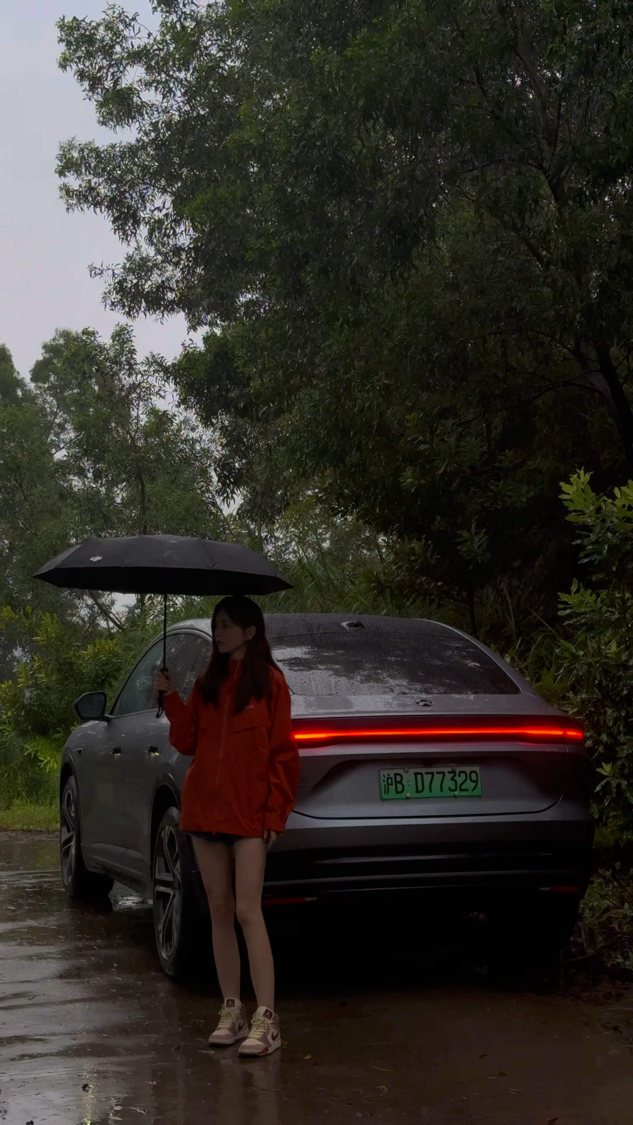 有人被困在雨里，有人在雨里赏雨没有谁在雨里，没有谁不在雨里欧尼茜茜蔚来ec6 ​