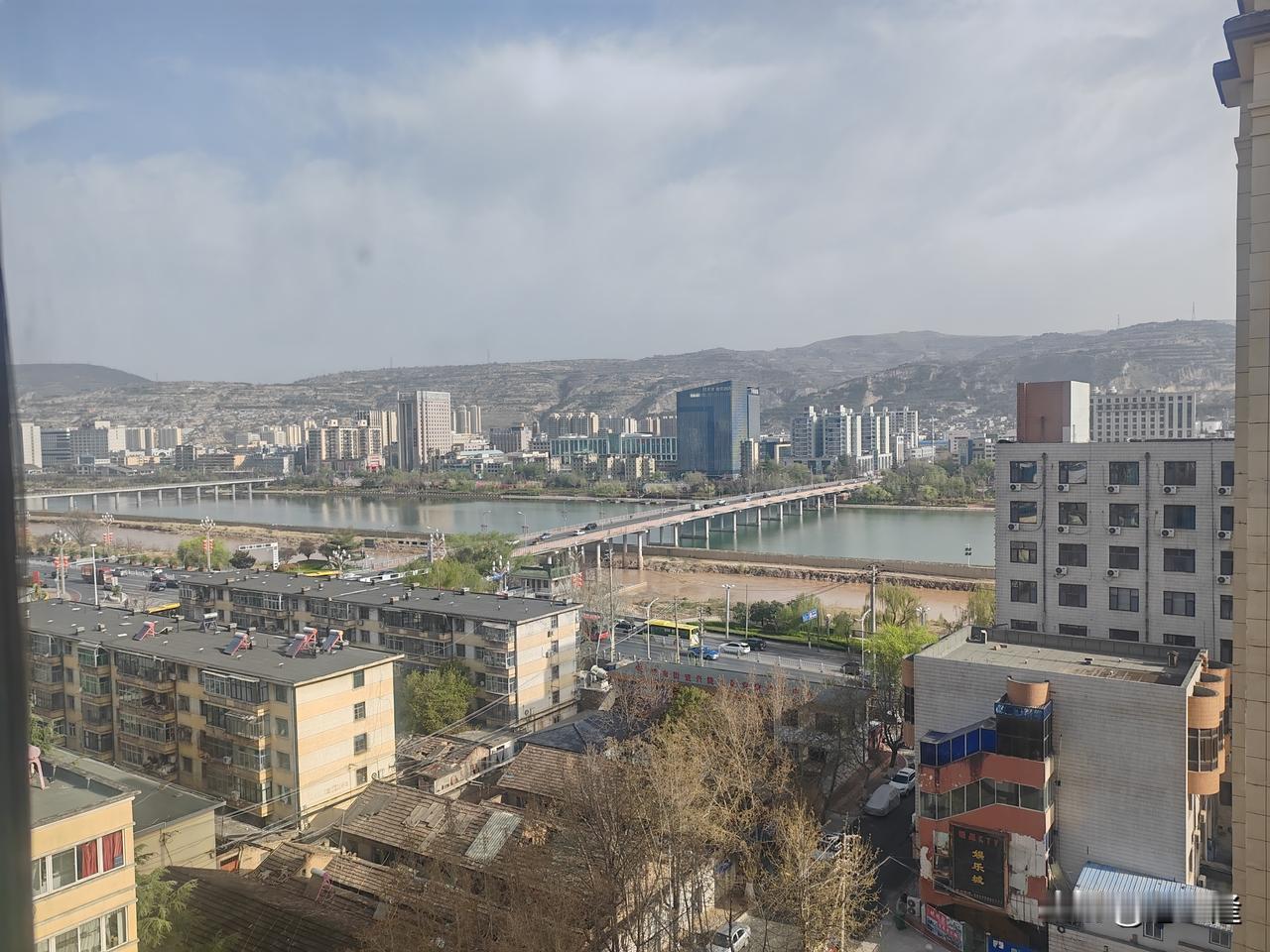 春醉一城花飞

【赏析】

字词对仗：“春”对“秋”（季节相对），“醉”对“观”