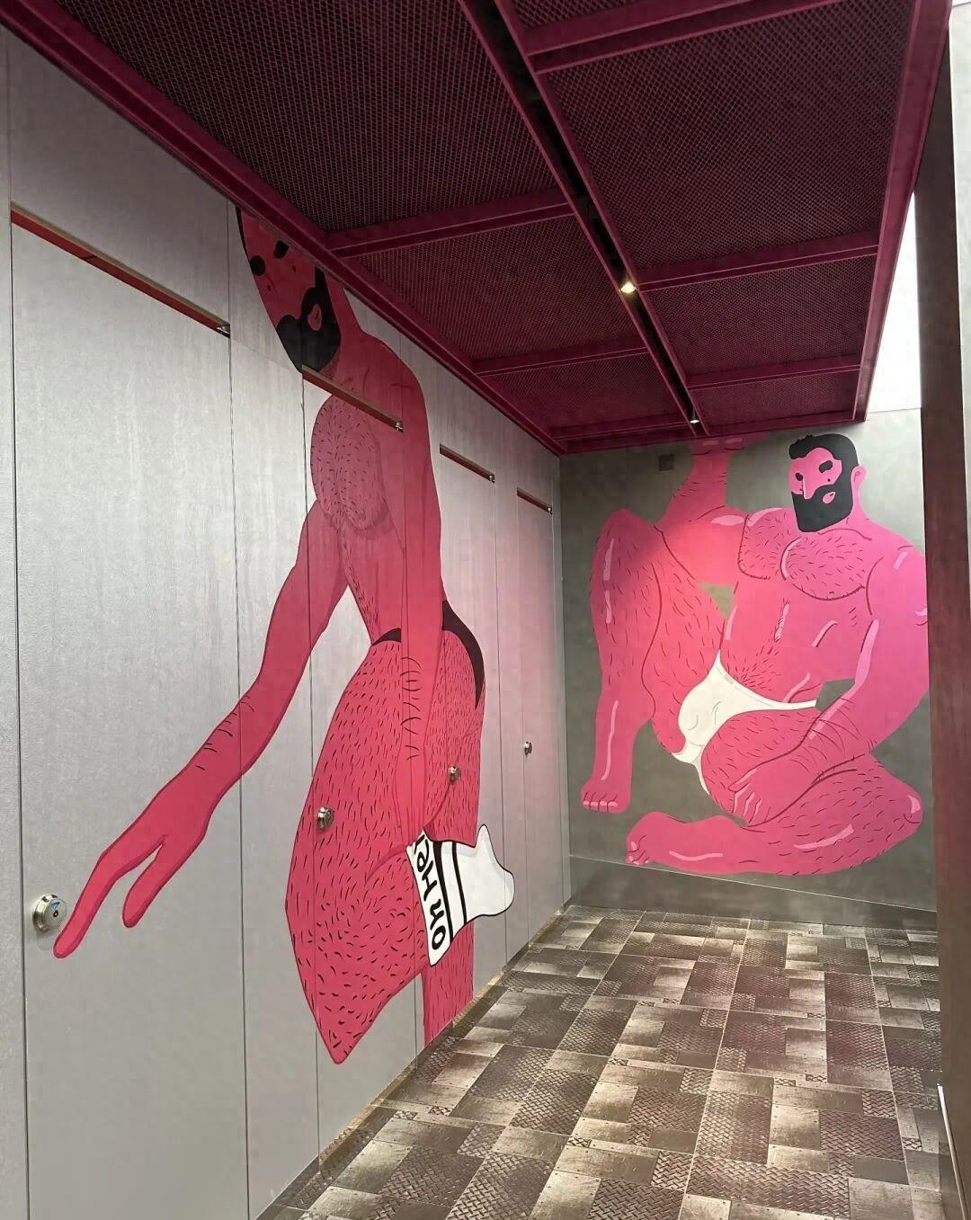 河北石家庄，一女子逛商场时，在二楼女卫生间撞见了让人极度不适的一幕，原本整洁的公