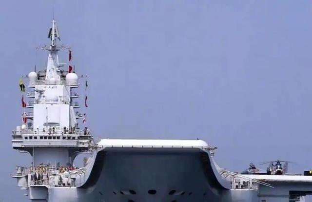 谁能想到，就在大洋彼岸还在为自家航母电磁弹射故障焦头烂额时，大连造船厂的干坞里，