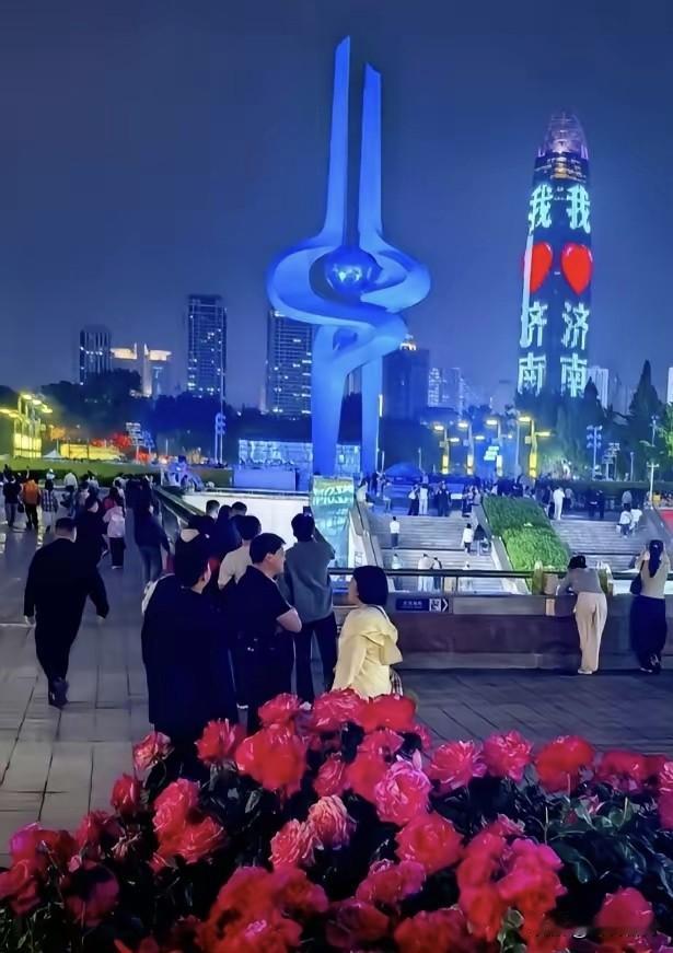 《七律•夜游泉城广场》
作者：转转看到



华光溢彩映泉城，
游人如潮浴晚风。