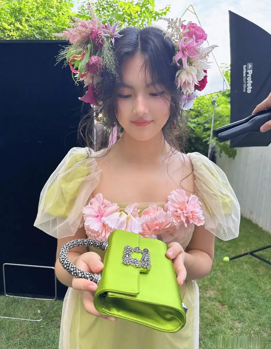 李湘晒女儿一组幕后花絮照 王诗龄穿仙气裙子甜美可爱 ​​​