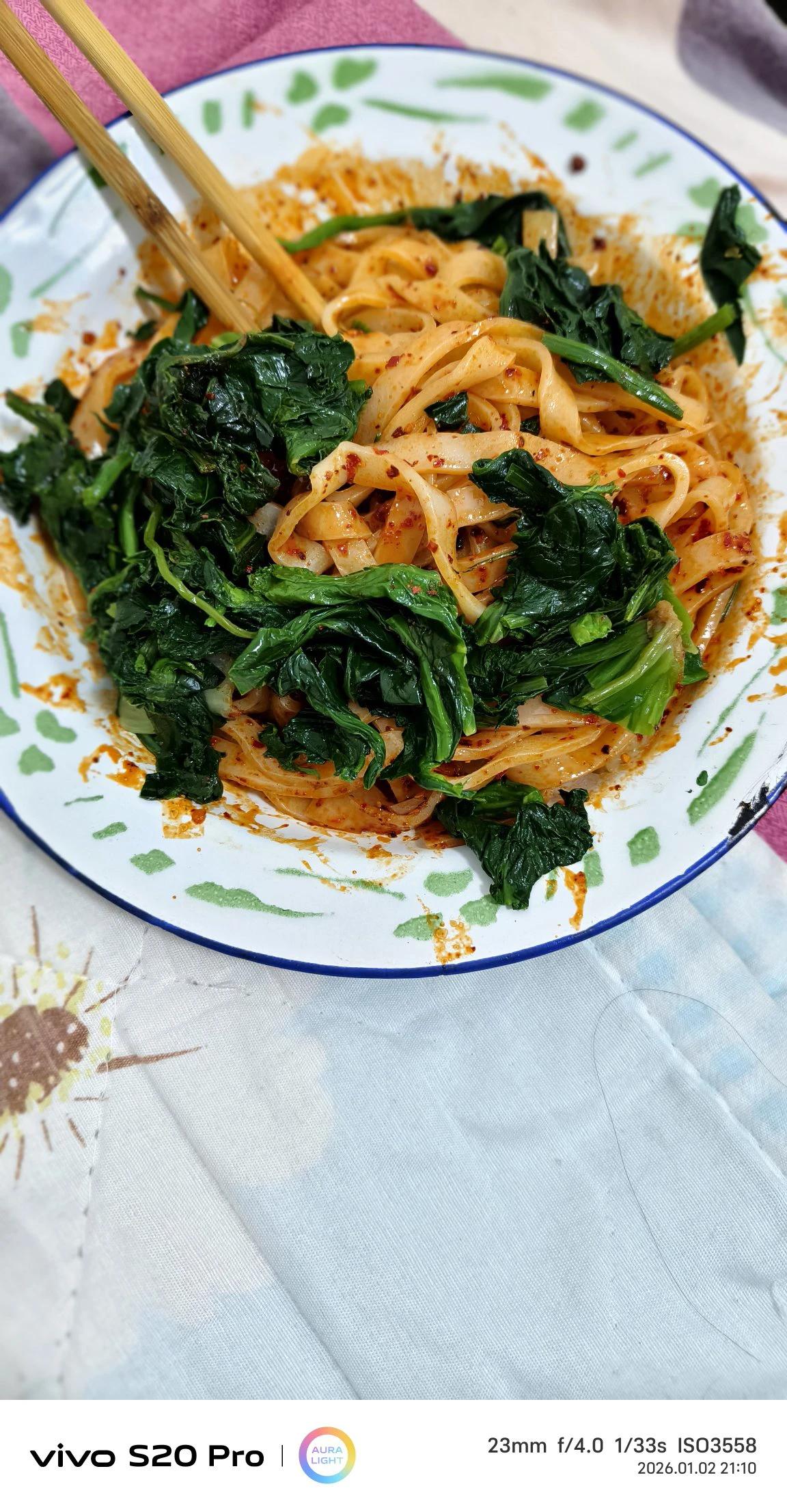 我这人不管一年四季只要是晚上我就爱吃凉面，凉搅团，凉皮。

其实吃的是饭，在我的