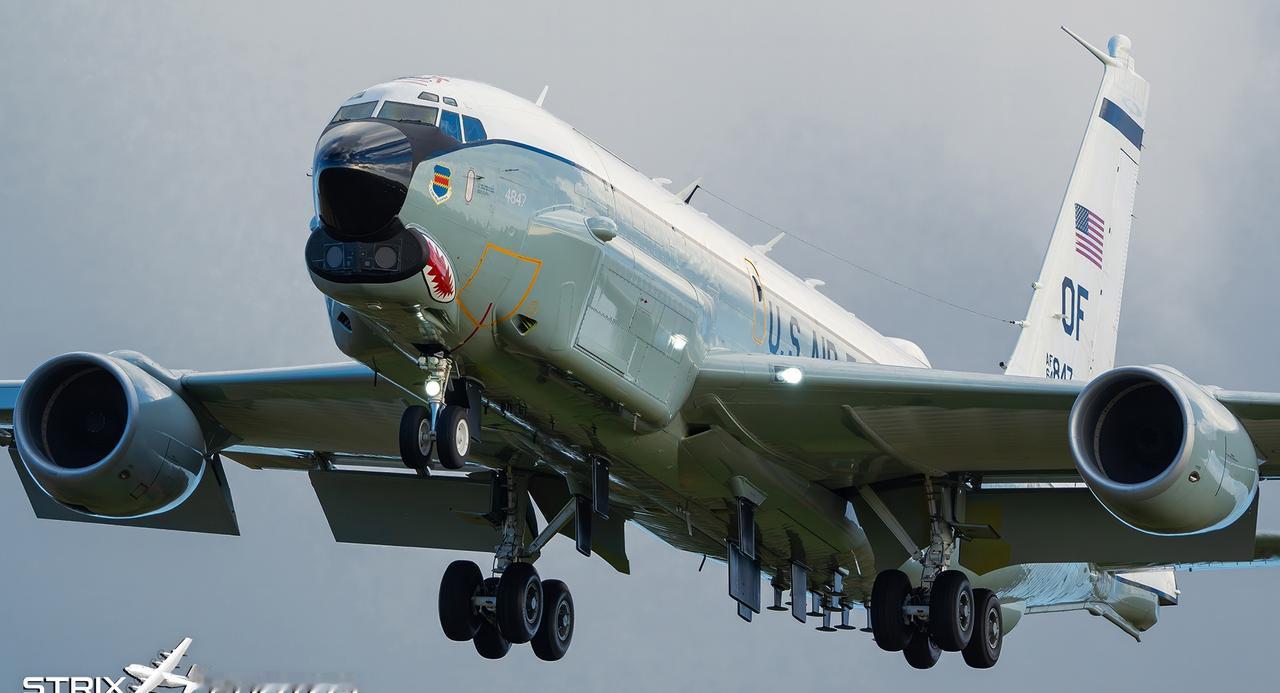 米登霍尔皇家空军基地，画着鲨鱼嘴的 RC-135U ​​​