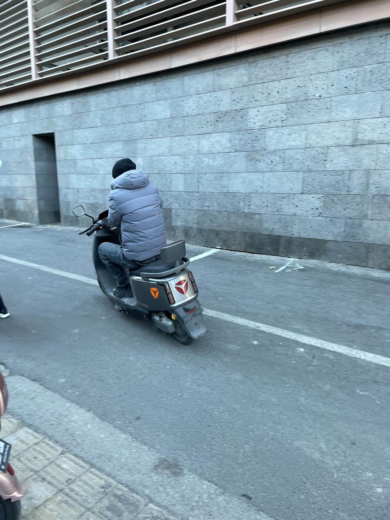 前两天，我被一个骑车的男子跟踪了。当时，我只觉得背后寒意阵阵，总有个影子如影随形