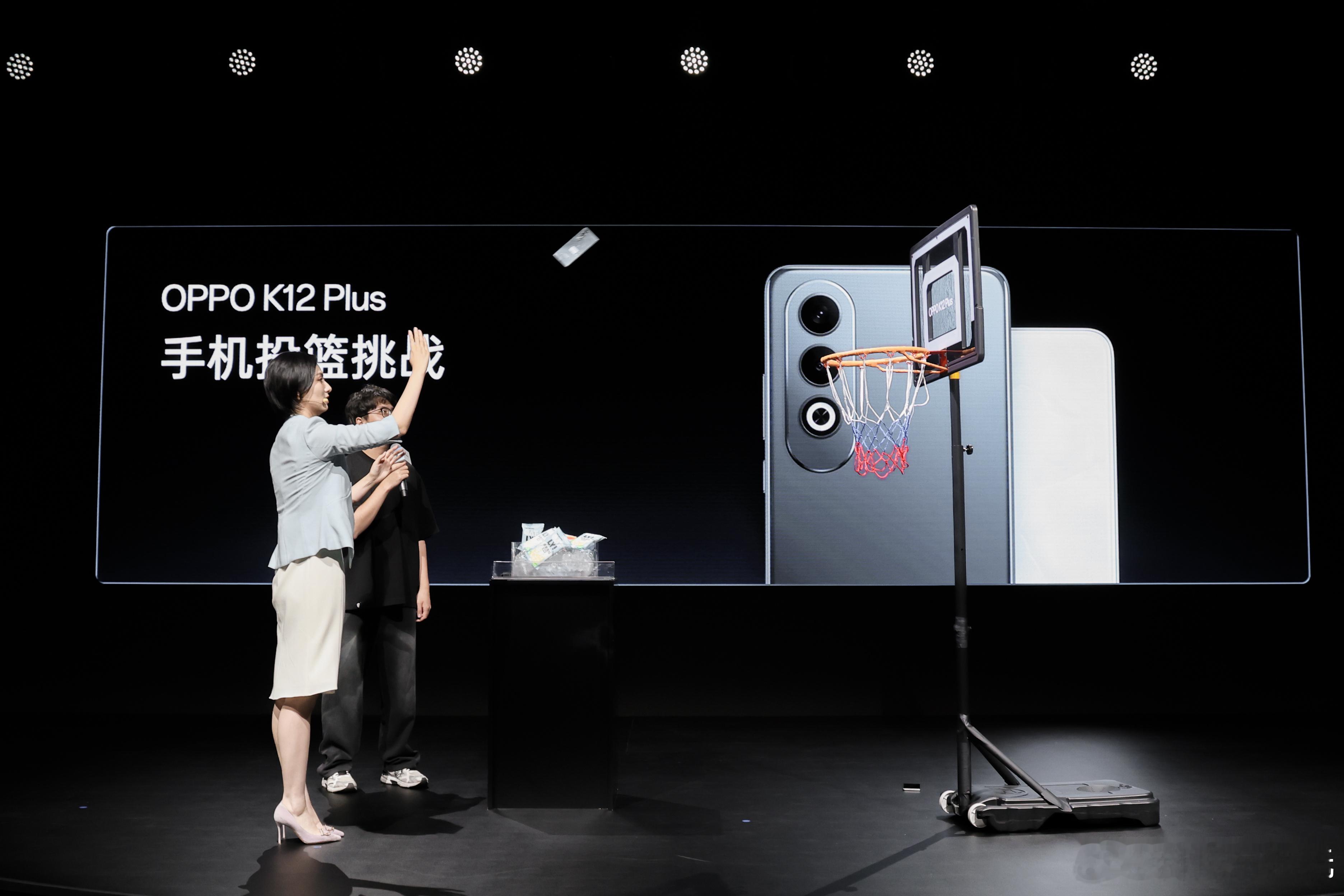还得是OPPO会玩，用#OPPO K12 Plus#当篮球现场投篮测抗摔、在-2