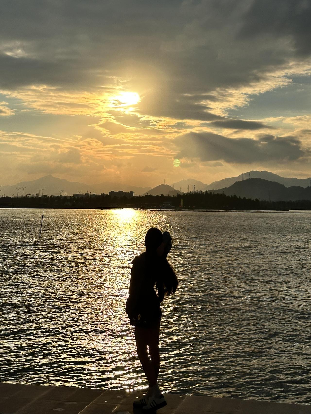 一早一晚，就是一天；
好好生活，落落大方。
万事尽心尽力就好，

剩下的交给时间