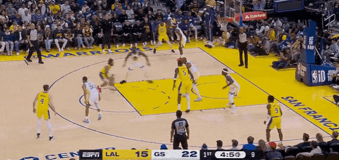 真香！霍福德补防怒送排球大帽！
在今天NBA季前赛勇士对阵湖人的第一节比赛中，霍