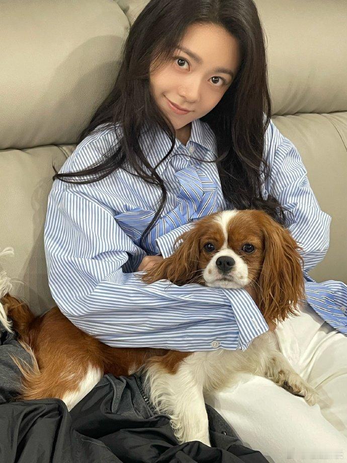 赵今麦和拿铁合照 赵今麦和狗狗拿铁合照 赵今麦和拿铁合照，麦麦软萌，拿铁也呆萌，