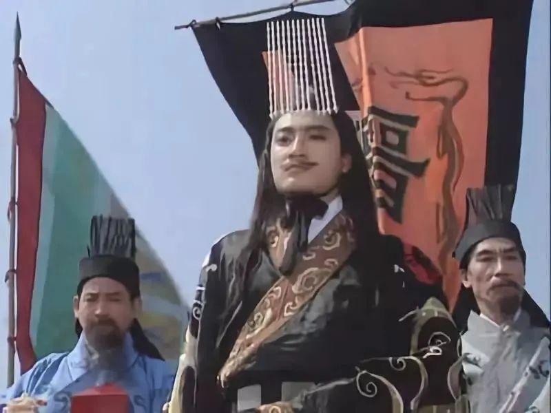 有一次，司马炎邀请群臣赴宴，卫瓘假装喝醉，踉跄跪到武帝御座前，对着司马炎欲言又止