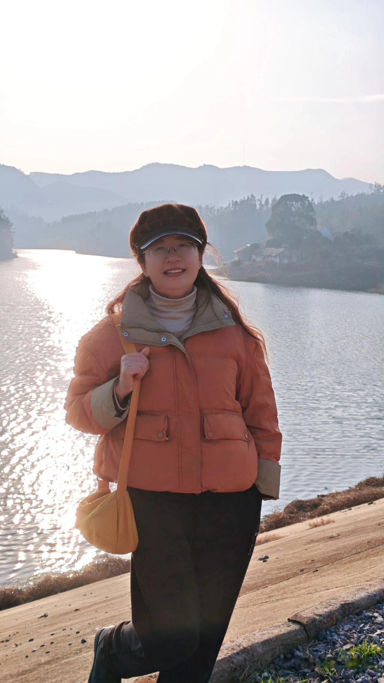 又一年即将逝去，我明白生活不是等待完美的时刻，而是充分利用我们拥有的时光。时光飞