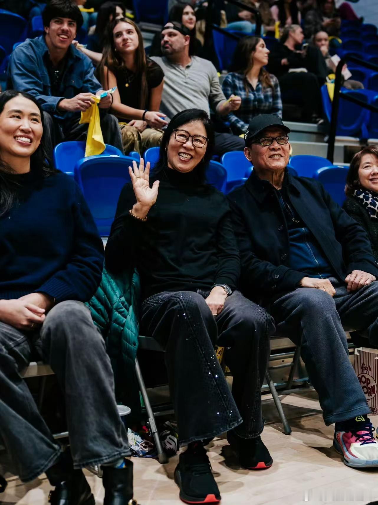 郎导和老公、女儿现场观看龚翔宇的俱乐部比赛并合影。师徒二人在异国他乡相见，特别温