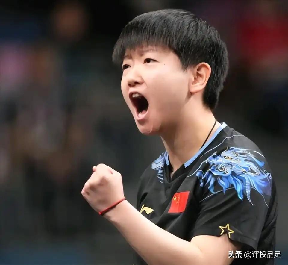 孙颖莎今晚以4-1战胜王曼昱，创历史地连续三届夺得世界杯女单冠军！
1.孙颖莎和