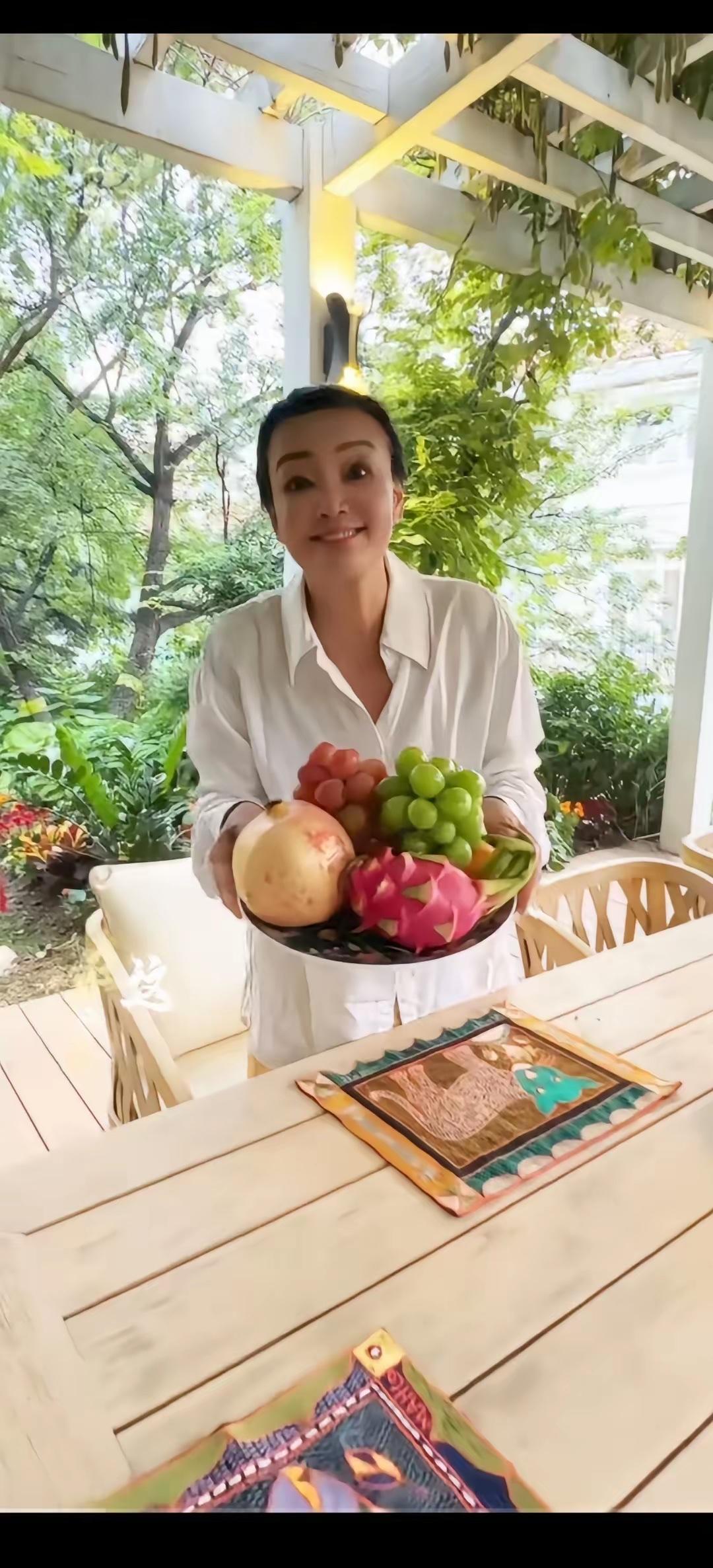 兰姐的生活可以，满满的仪式感，不缺朋友，缺的是时间，真的是太优秀了。她一个人创业