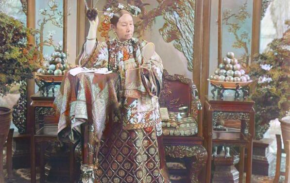 慈禧太后生于道光十五年十月十日（1835年11月29）。说来奇怪，她晚年时，每次