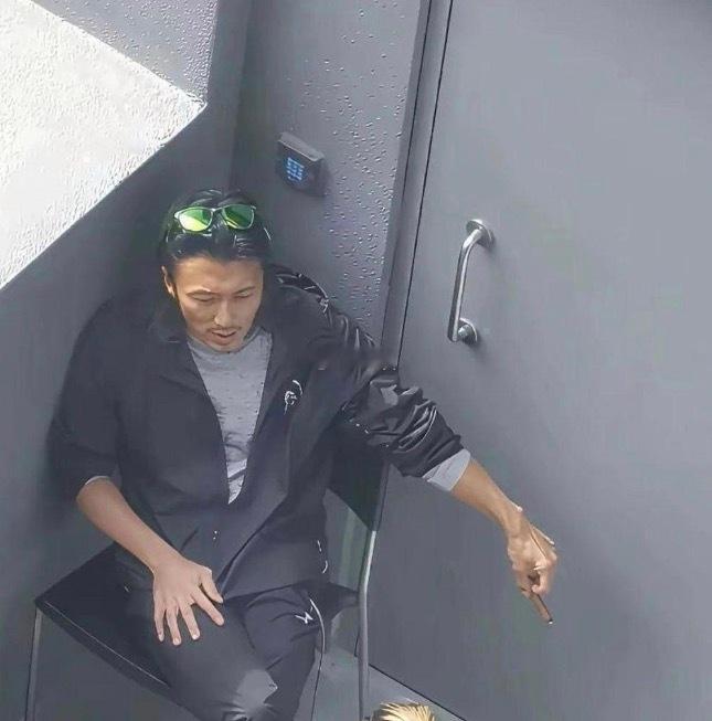 这照片，估计谢霆锋出再多钱也想删除吧 