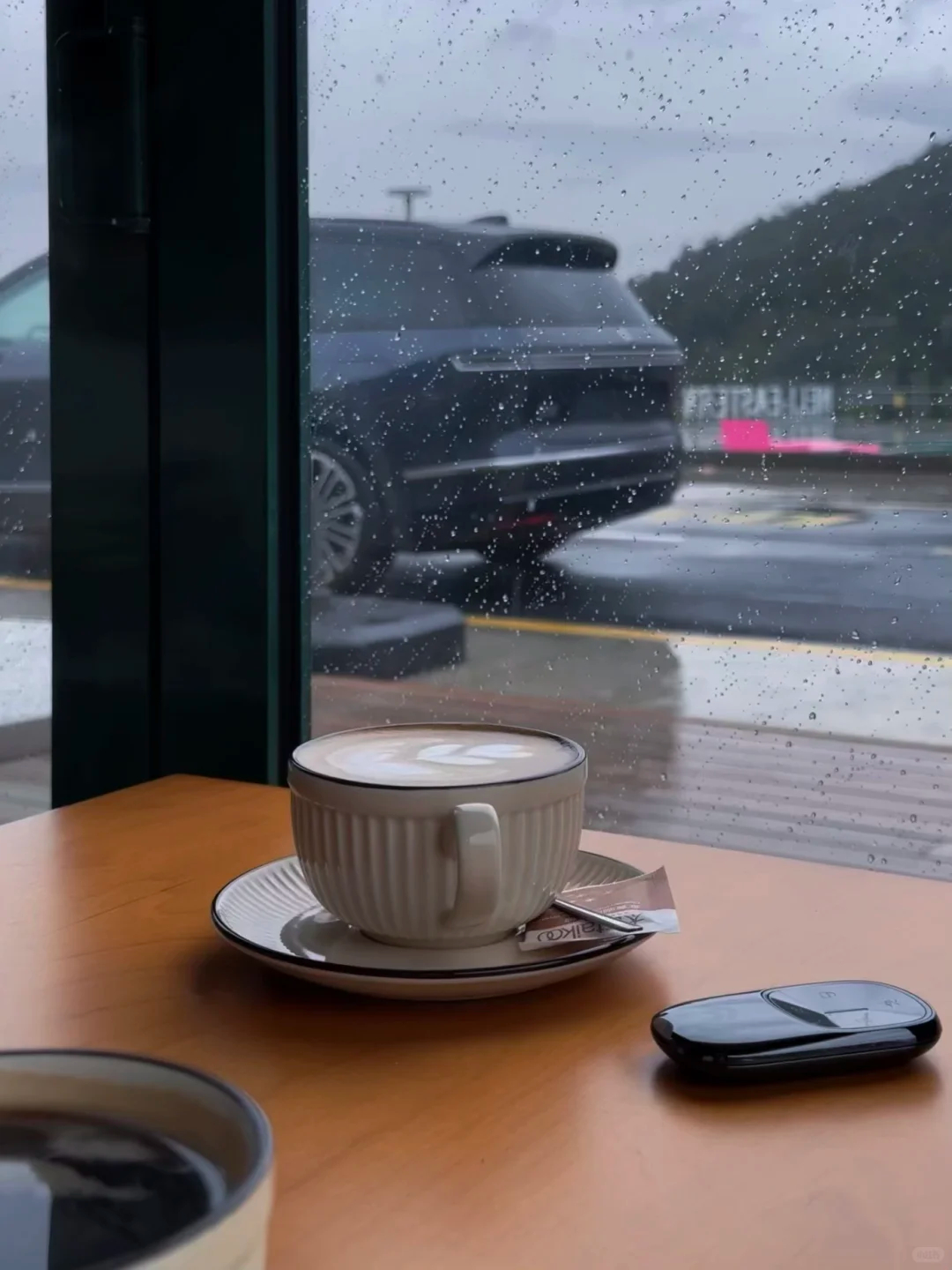 窝在ES8里不肯下车了新升级的座椅稳稳托着，两小时激战腰背还是松的，世界静得只剩