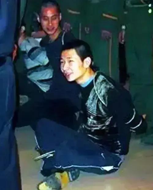 2004年，浙江温州，陈勇锋被验明正身，即将执行死刑，面对镜头，他竟然恬不知耻的