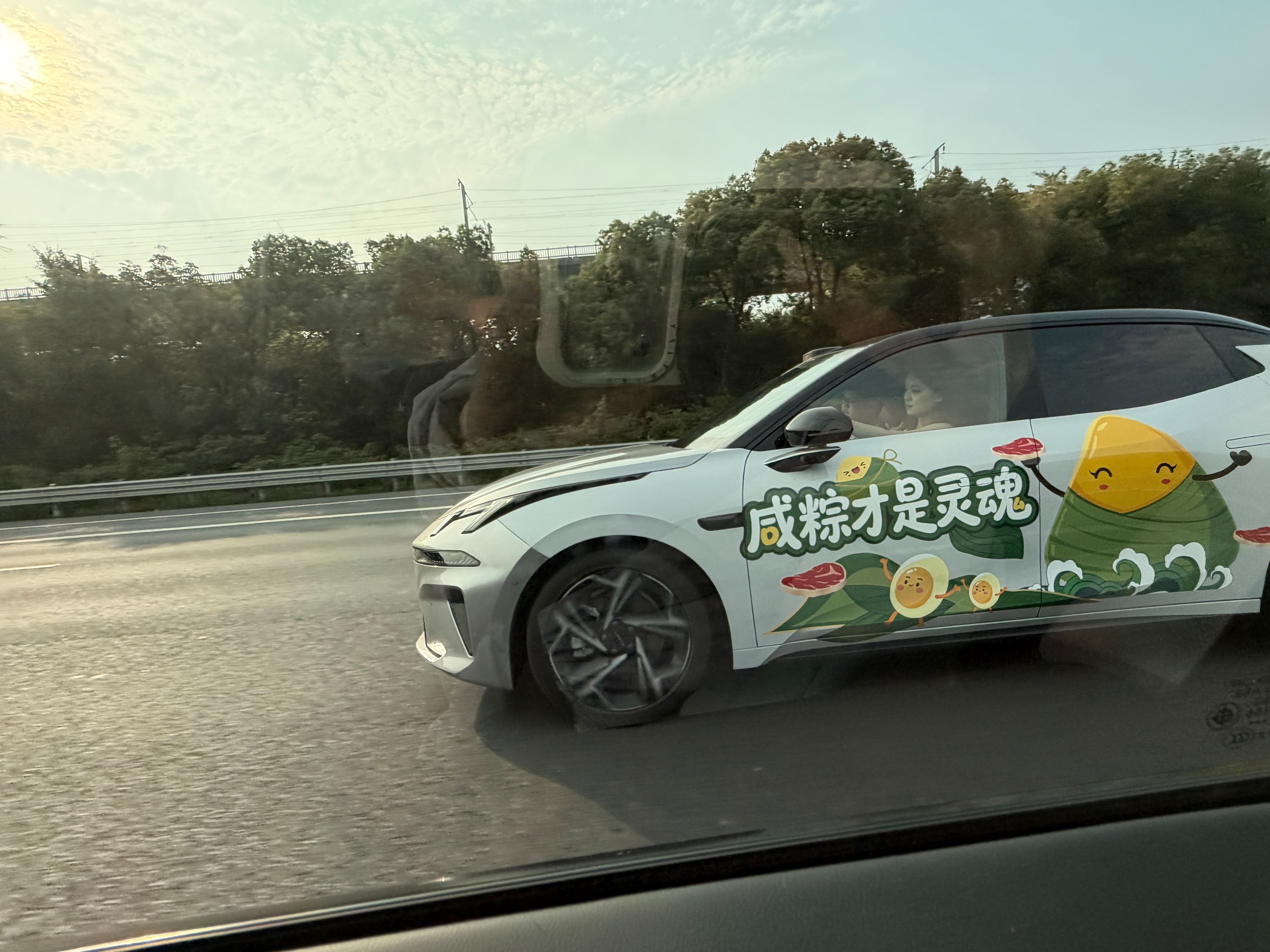 本来想超个车，一看是这辆粽子车，特意慢下来多看两眼杭州的端午的仪式感是粽子给的
