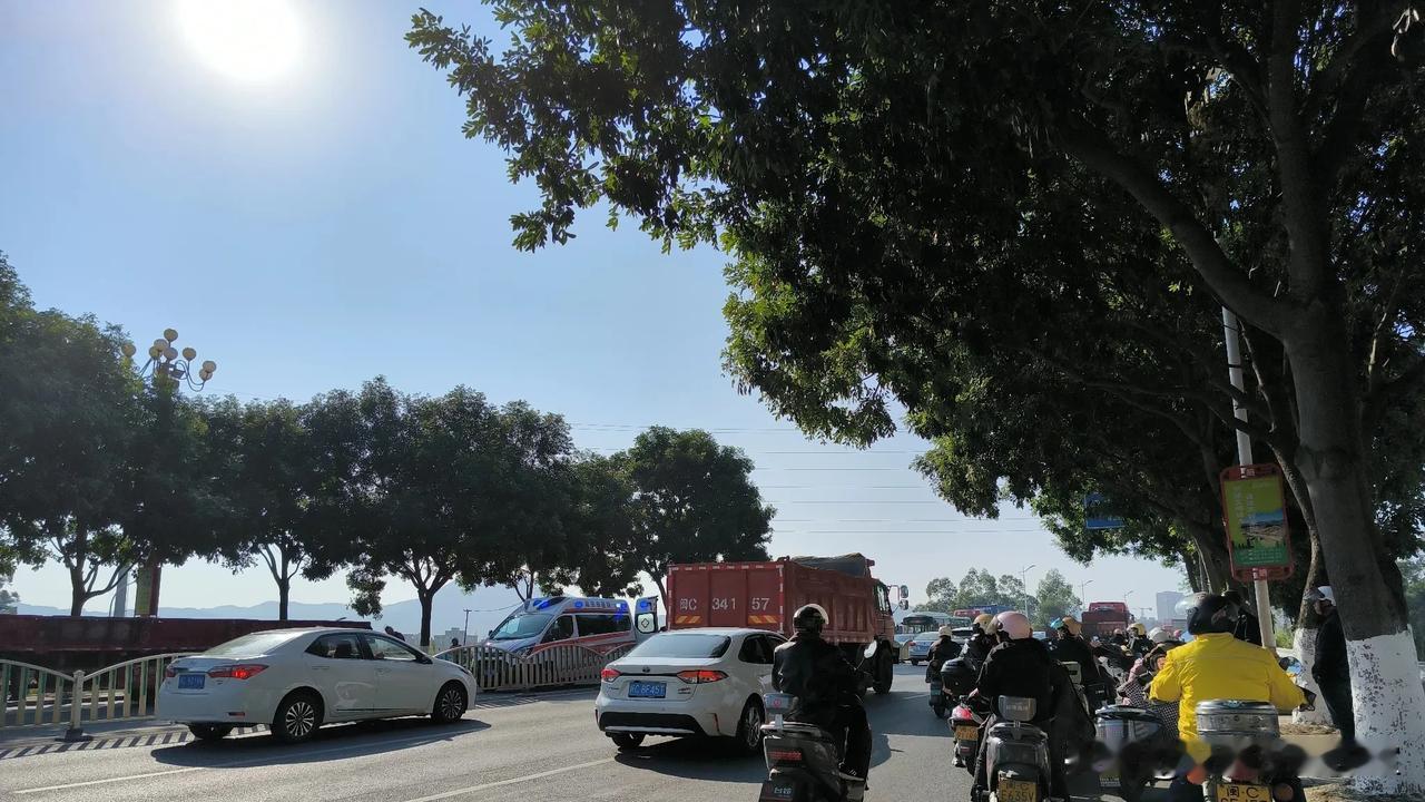 乱得一塌糊涂的南安一中上学路，今天又一起交通事故，很惨……如此重要的学校，周边交