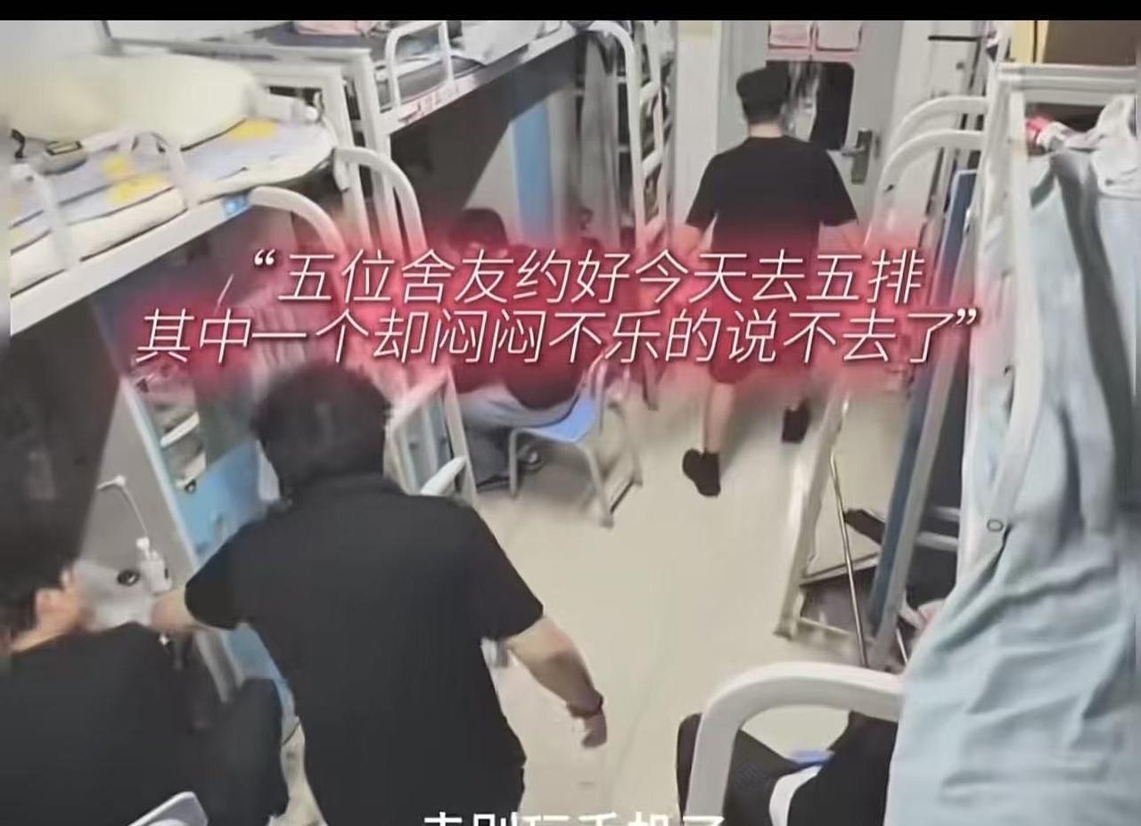 小宇妈病了，

两万块手术费压得人喘不过气，

宿舍里没人说“帮不帮”。

我们