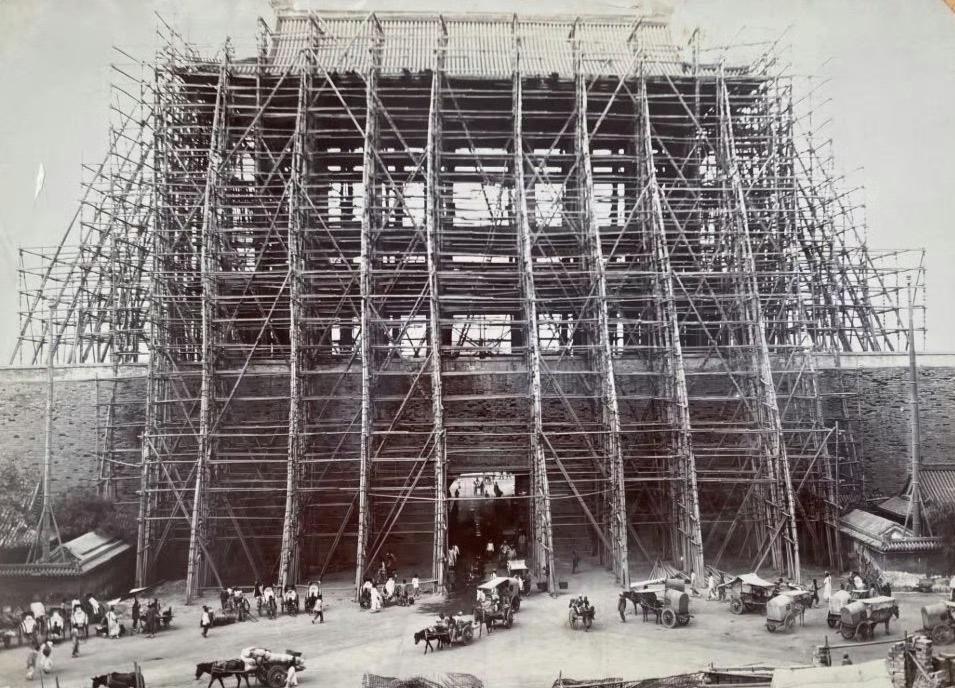 照片拍摄于1903-1905年，复建期间的前门楼子（正阳门），由于原始建筑图纸在