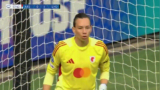 women阿森纳是不可战胜的！女足欧冠半决赛中，里昂的门将出现了超级超级巨大失误