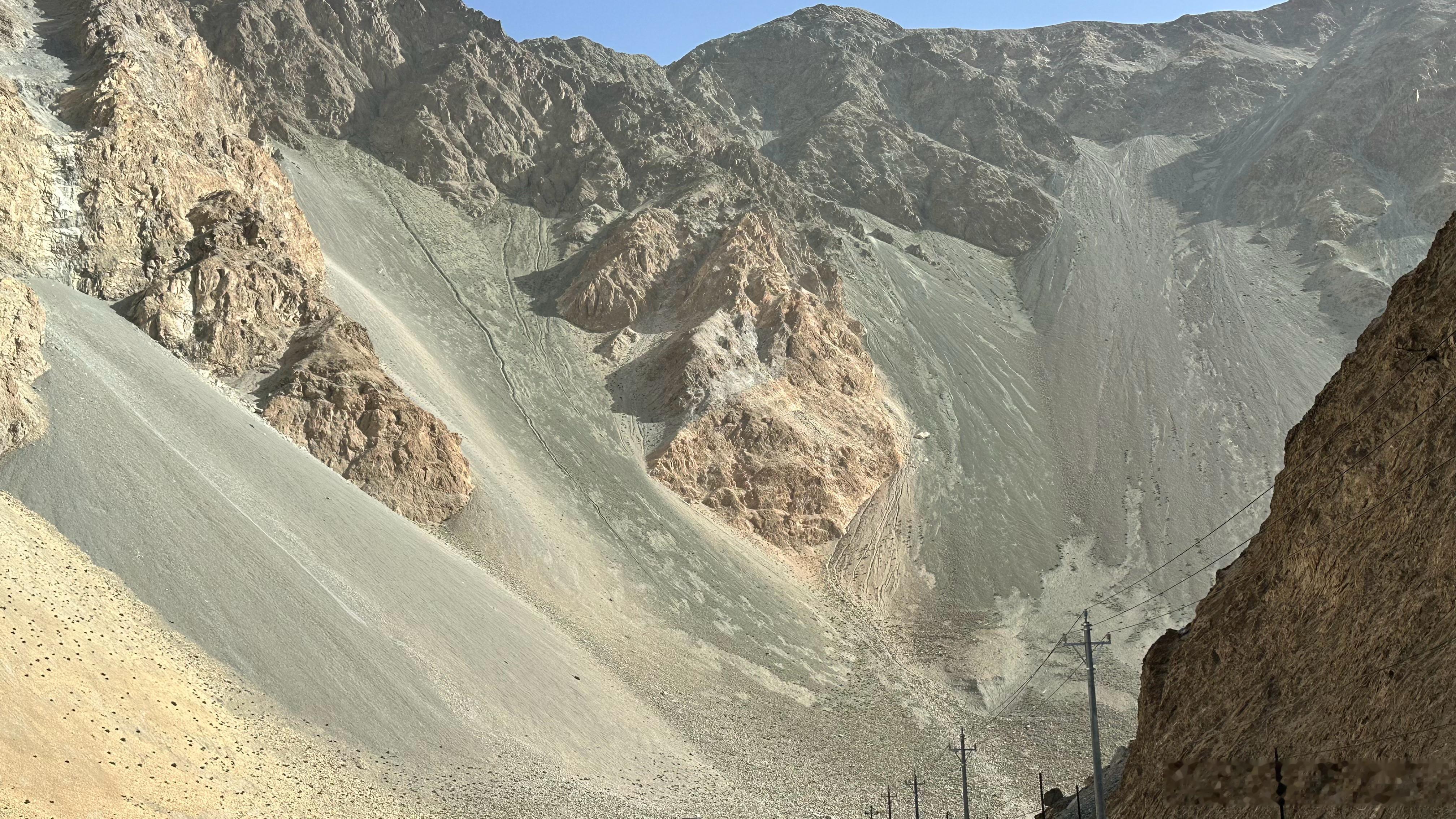 【帕米尔之眼】“帕米尔之眼”本来指的是我们之前去过的木吉火山群，但是，我们今天路