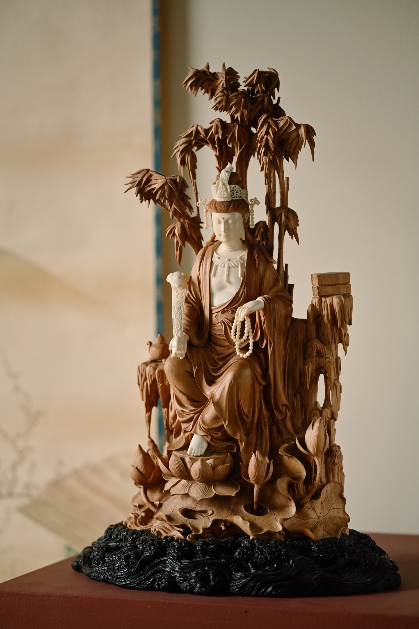 老山檀x猛犸 | 自在观音大料整雕，料色清雅，雕刻观音菩萨结自在坐于莲台之上，面