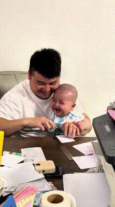 我看这个视频跟着笑半天，爸爸拿尺子压住纸一撕，小宝贝立马咧着嘴开怀大笑，笑声听着