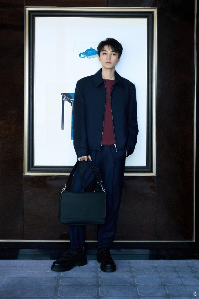 王俊凯黑衣红内衬也太有感觉了吧，王俊凯黑衣红内搭适配度真的好高！谁能拒绝呢！