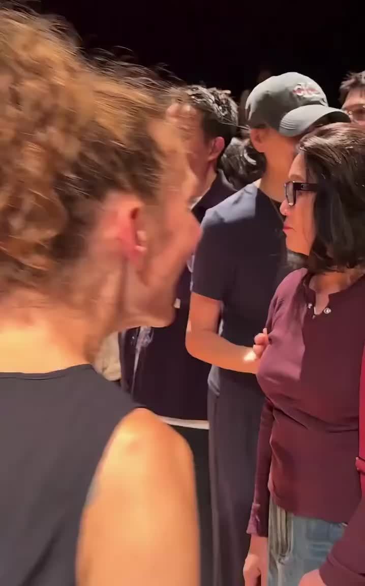 乌镇戏剧节上黄磊带着黄多多跟人交际，她全程给爸爸当英文翻译，开口一点不怯场，落落