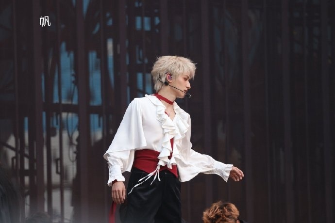 朱志鑫金短发朱志鑫表现力是一种天赋 朱志鑫银发白衬衫红飘带slay感，朱志鑫白金