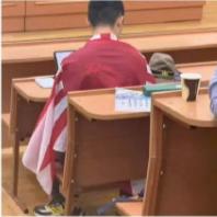 30万同胞的鲜血，换不回他的良知。这个身披旭日旗，并展示鬼子军帽的逆子，今天道歉