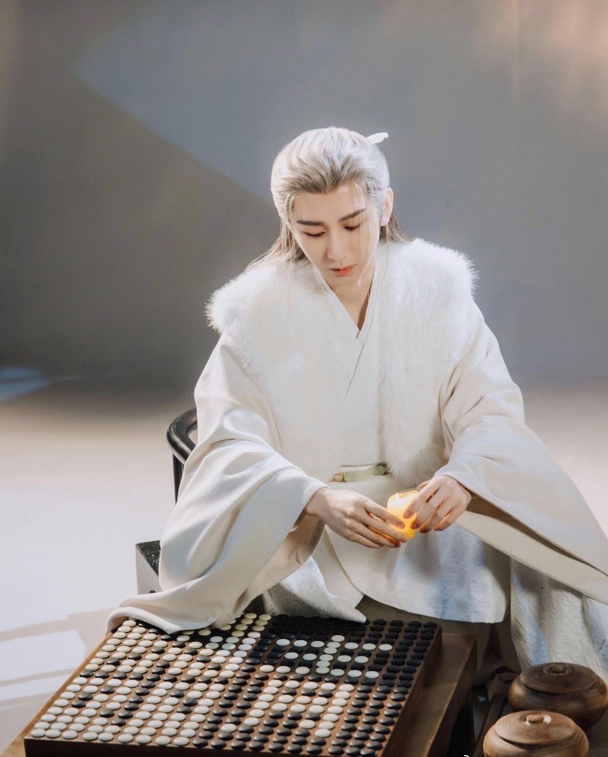 长安风云起，棋局落子惊。成毅饰演的谢淮安，怀揣十年隐忍入局，以智谋为棋，以孤勇为