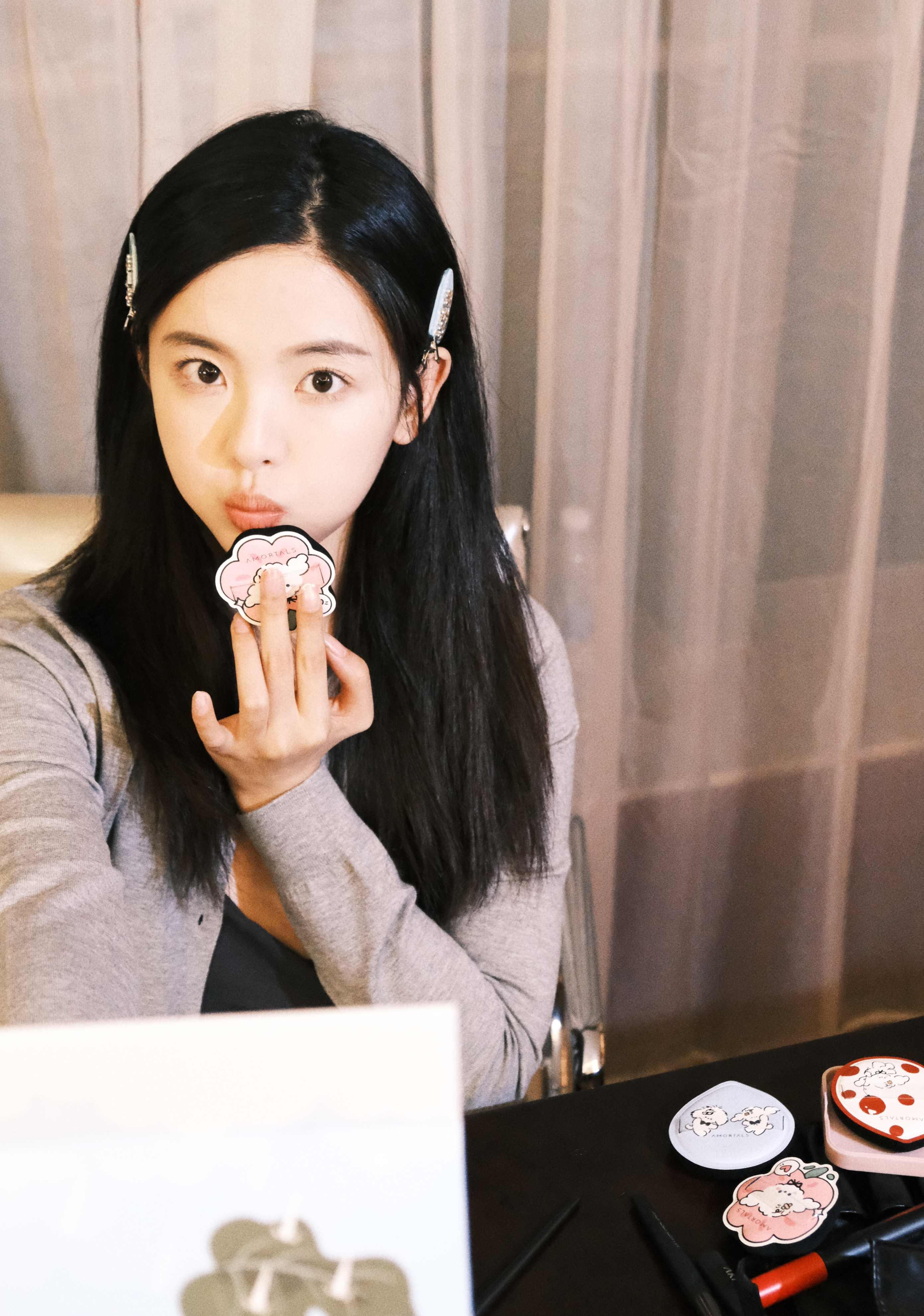 #杨超越[超话]# 杨超越脸蛋怎么和粉扑子一样软乎乎，好像一颗水蜜桃！尔木萄狗狗