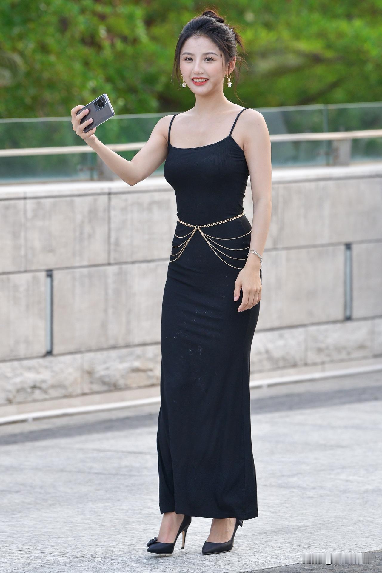 有气质的女人穿黑色吊带裙才是真正的美。
