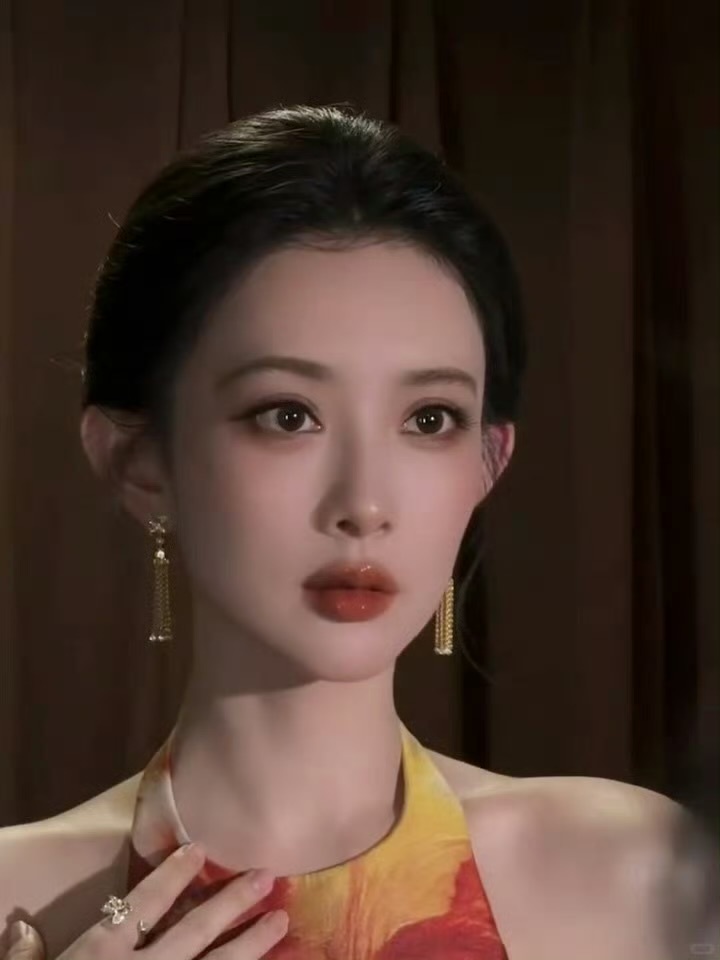 自从孟姐工作室被粉丝撕过造型就开始尝试各种妆造了 