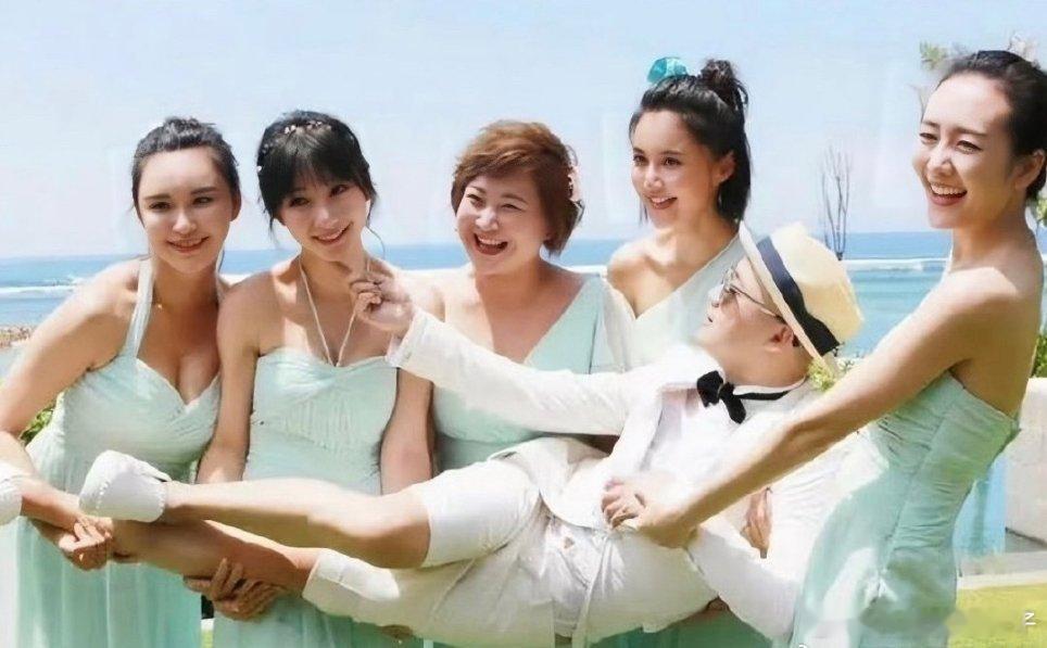 包贝尔受害者还在增加柳岩这个笑感觉像在哭[捂嘴哭] ​​​