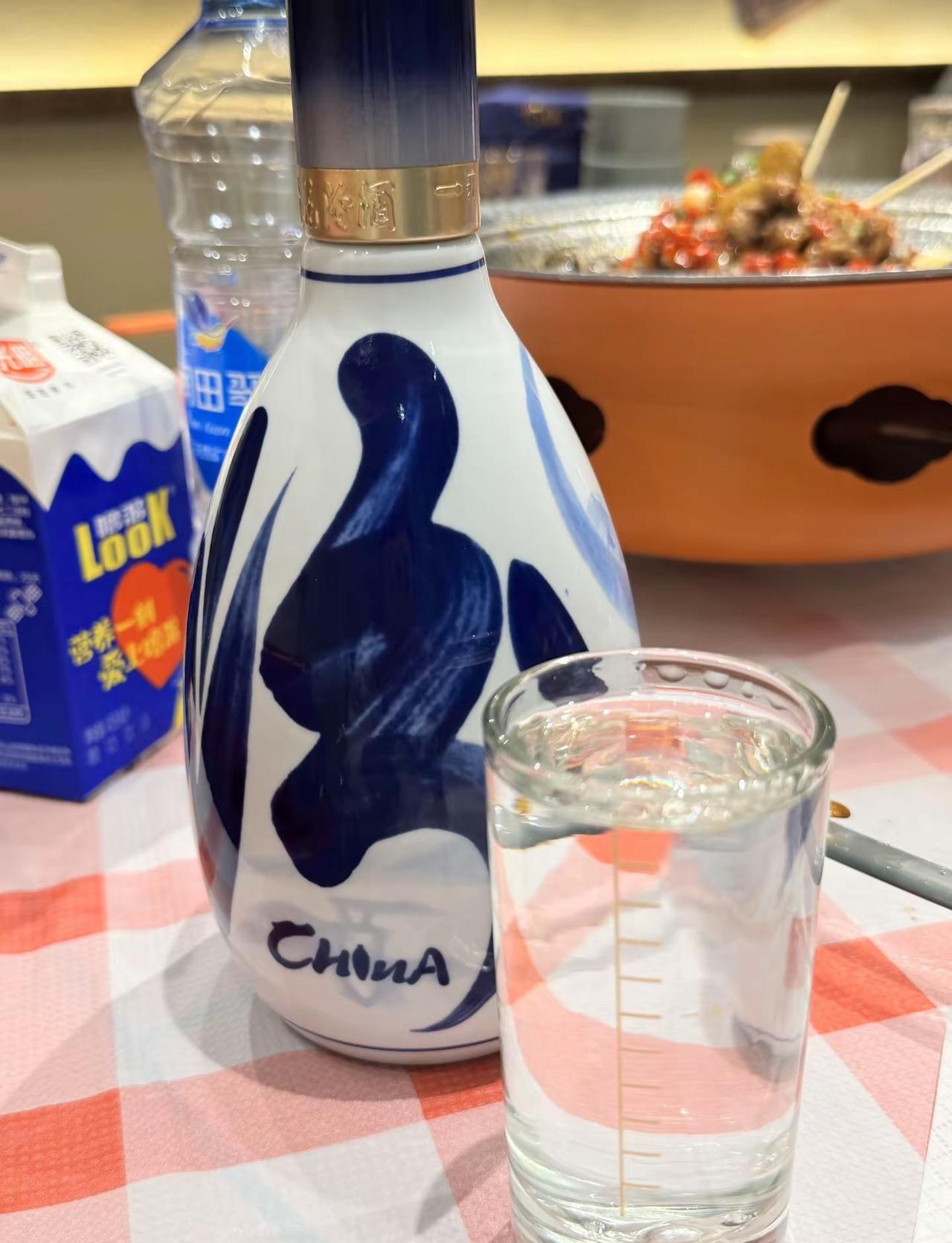 你拿什么跟我比，我白天健身减肥，晚上喝酒，白天饿得头昏眼花，晚上喝的晕头转向 ，