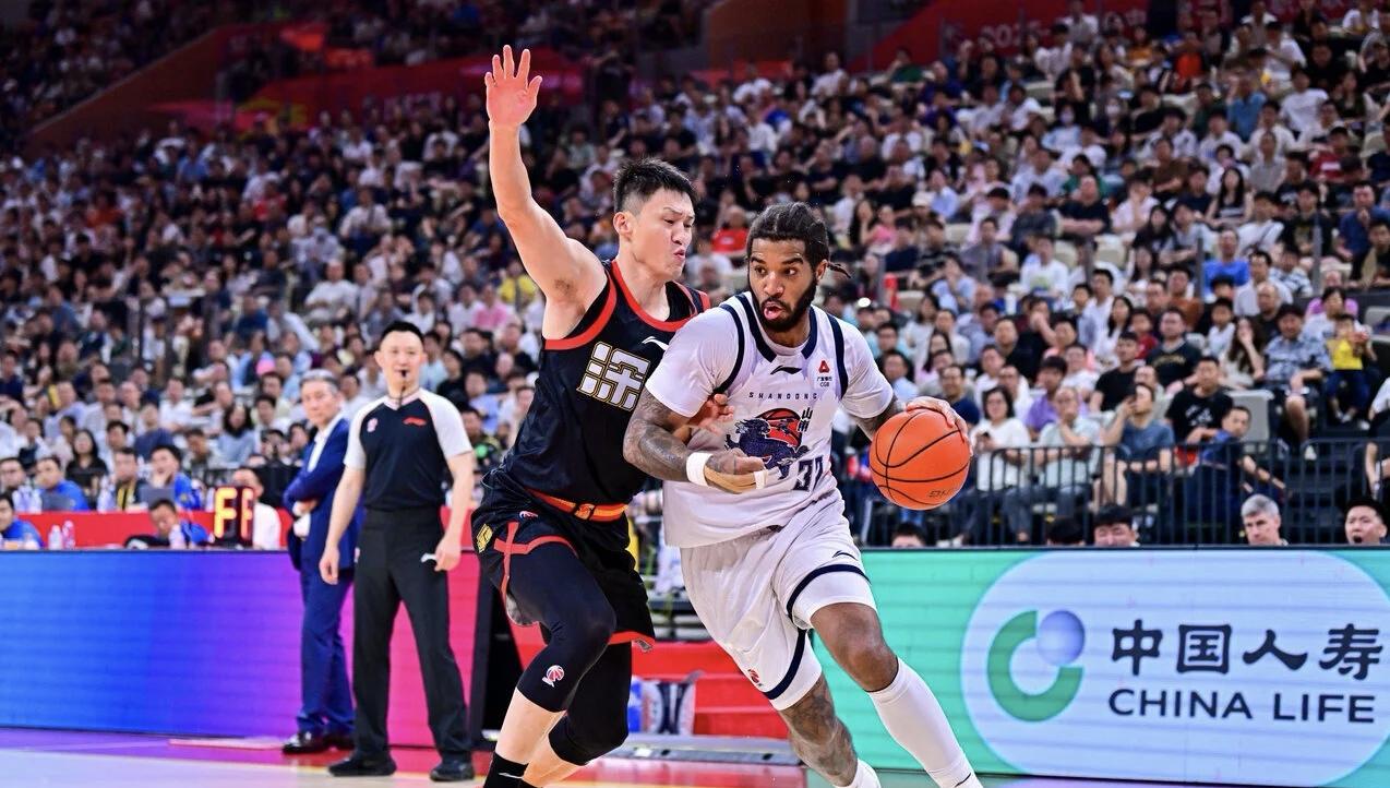 山东高速客战深圳马可波罗之战“不落速套”，对手结束了15连胜，山东高速男篮终止可