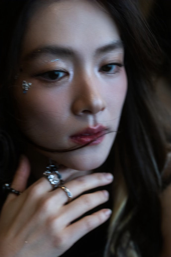 陈昊宇泡泡岛舞台陈昊宇也是在家门口唱上了 一席长裙暗黑造型，陈昊宇一出场就杀疯了