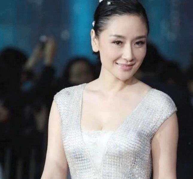 2006年，李金羽在沈阳的婚房里，连窗帘布料都挑的是孙宁最喜欢的颜色。他把戒指揣