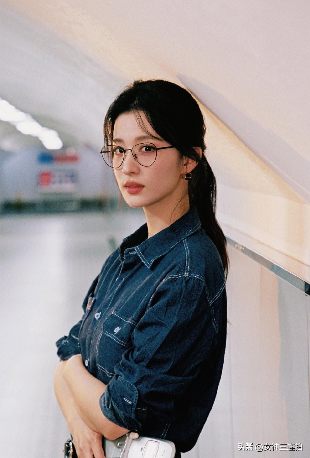 都市女孩的时尚穿搭，牛仔衬衫搭配眼镜，尽显知性优雅。