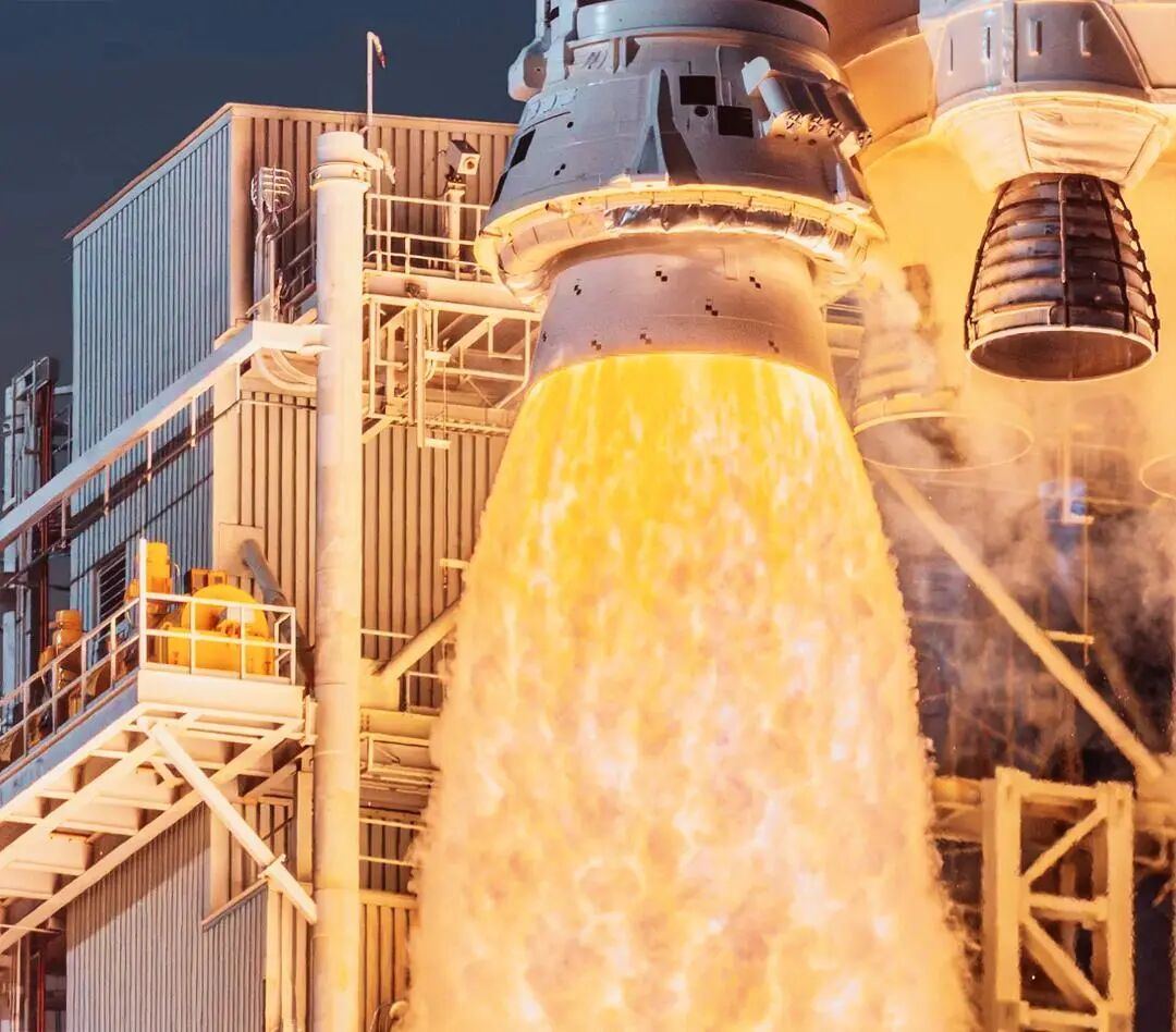 航天 暴力美学！【阿尔忒弥斯Ⅱ阿尔忒弥斯2号 发射瞬间美图！SLS火箭正在离开塔