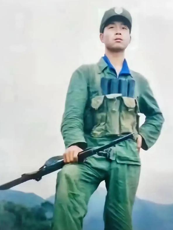 在1987年1月7日老山前线的"黑豹行动"中，他和突击队战友们在班长李国胜的带领