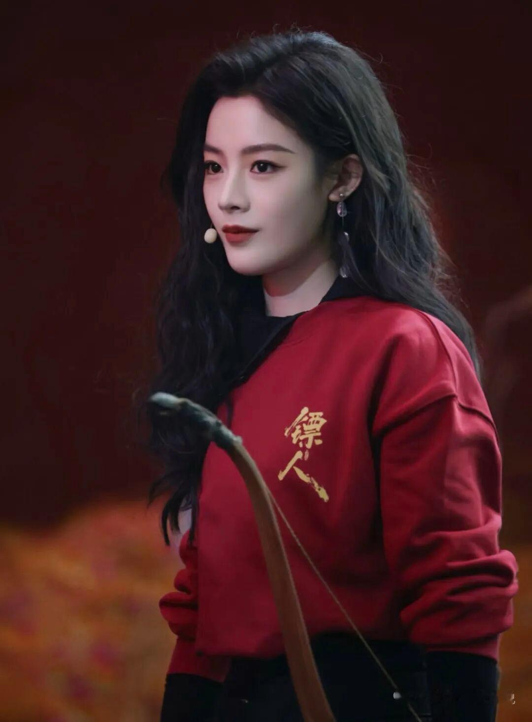 马年春节，陈丽君做梦都要笑得合不拢嘴了。
春节档《镖人》成绩喜人，这两天出现逆跌